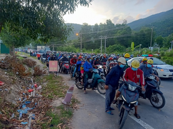 CSGT Công an Đà Nẵng, Thừa Thiên Huế trắng đêm hỗ trợ đoàn hàng nghìn người đi xe máy từ Nam về quê -4