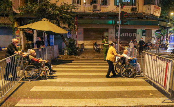 Bệnh viện Hữu nghị Việt Đức tiếp tục xin giãn cách người bệnh và nhân viên y tế -0