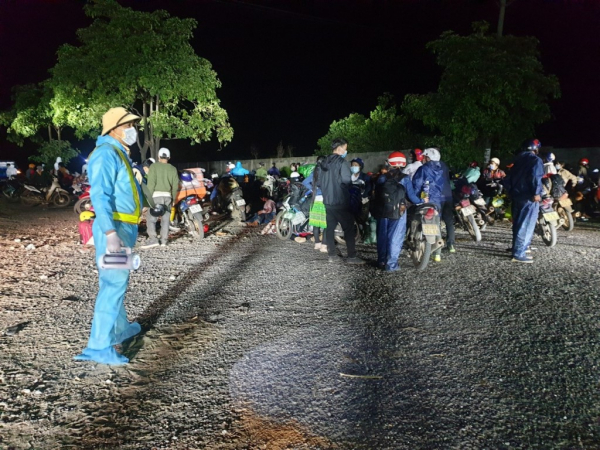 CSGT Công an Đà Nẵng, Thừa Thiên Huế trắng đêm hỗ trợ đoàn hàng nghìn người đi xe máy từ Nam về quê -3