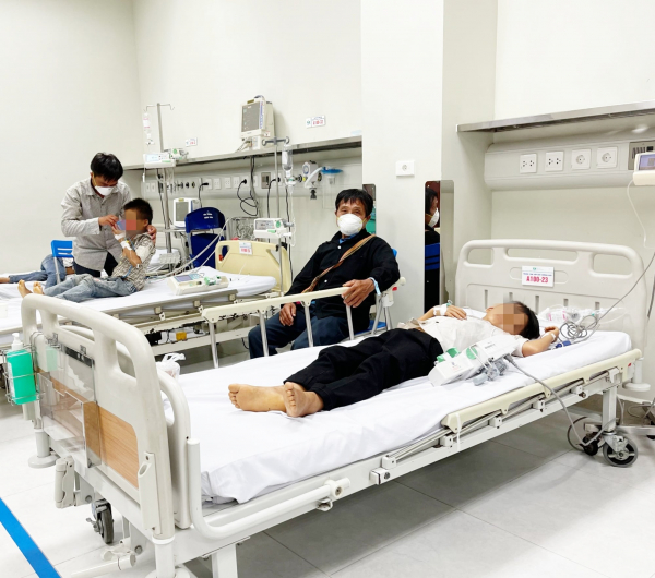 Sức khỏe của 8 học sinh ở Lào Cai bị ngộ độc nặng sau khi ăn quả hồng trâu giờ ra sao -0