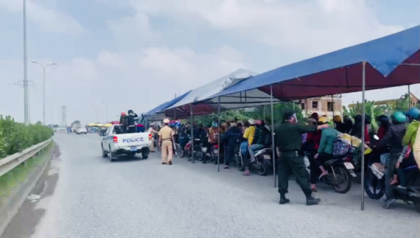 Cảnh sát giao thông Hà Nội hỗ trợ người dân đi xe máy từ phía Nam về quê phía Bắc -0