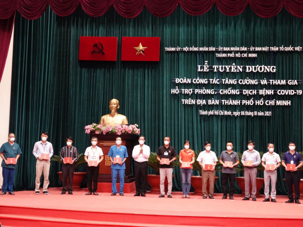 TP Hồ Chí Minh tuyên dương các y bác sĩ tham gia phòng chống dịch -0