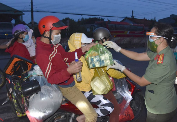 Công an tỉnh Tiền Giang tặng 7.000 phần quà cho người dân trở về quê -0