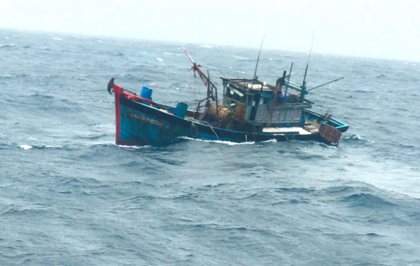 Chạy đua với áp thấp nhiệt đới thuyền viên bị tai nạn trên tàu cá sắp chìm -0