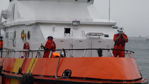 Chạy đua với áp thấp nhiệt đới thuyền viên bị tai nạn trên tàu cá sắp chìm -1