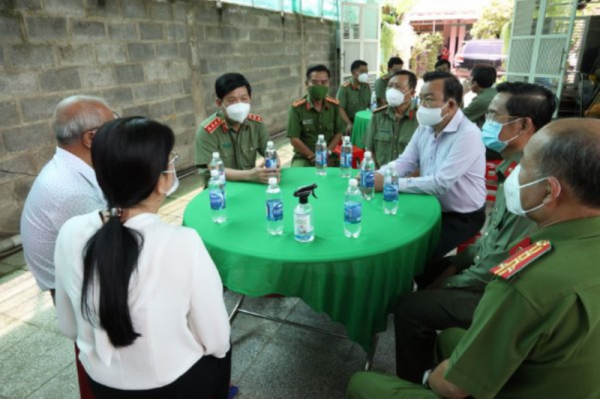 Deputy Minister Nguyen Van Son visits family of deceased policeman -0