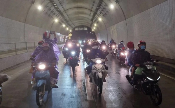 Lần đầu tiên mở hầm Hải Vân cho đoàn hơn 1.000 người đi xe máy về quê  -0