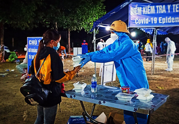 Công an Quảng Nam ngày đêm giúp người dân từ miền Nam hồi hương qua địa bàn tỉnh -0