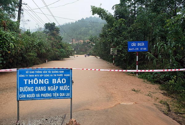 Mưa lớn, sạt lở đường gây cô lập 5 xã vùng cao tại Quảng Nam -0