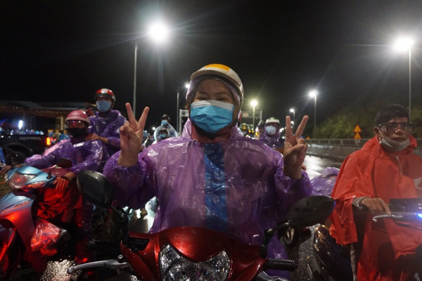 Lần đầu tiên mở hầm Hải Vân cho đoàn hơn 1.000 người đi xe máy về quê  -1