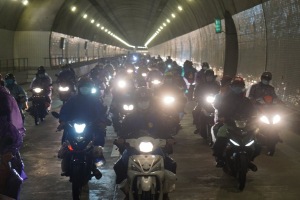 Lần đầu tiên mở hầm Hải Vân cho đoàn hơn 1.000 người đi xe máy về quê  -4