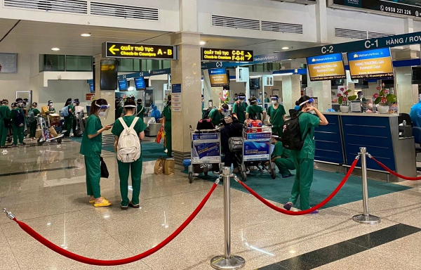 Nearly 1,000 medical volunteers return to Hanoi from HCM City -0