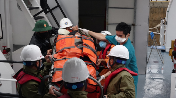 Cứu nạn bệnh nhân nguy kịch trên đảo Cù Lao Chàm đang bị cô lập do bão số 7 -1