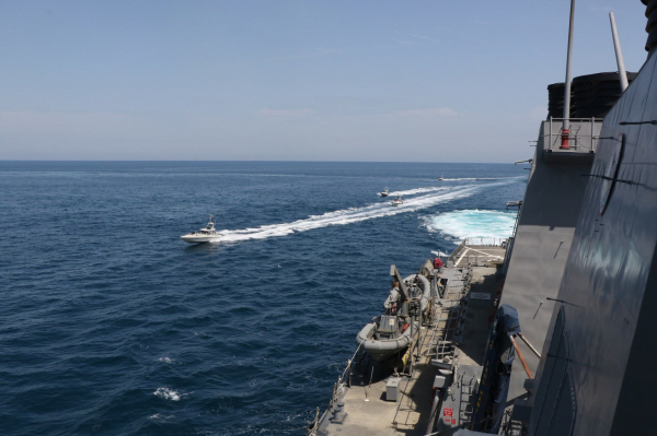 Iran điều xuồng cao tốc truy đuổi tàu Mỹ ở vùng V -0