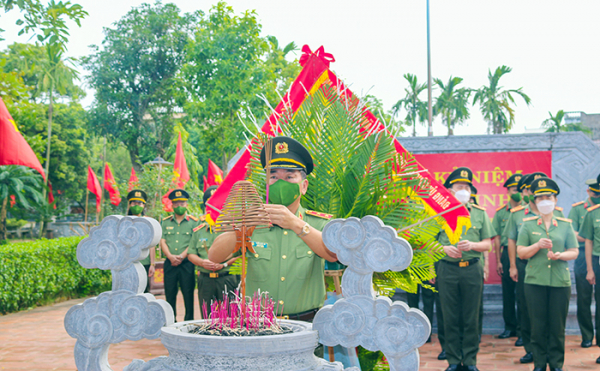 Ministry of Public Security leader pays tribute to Mr. Le Duc Tho -0