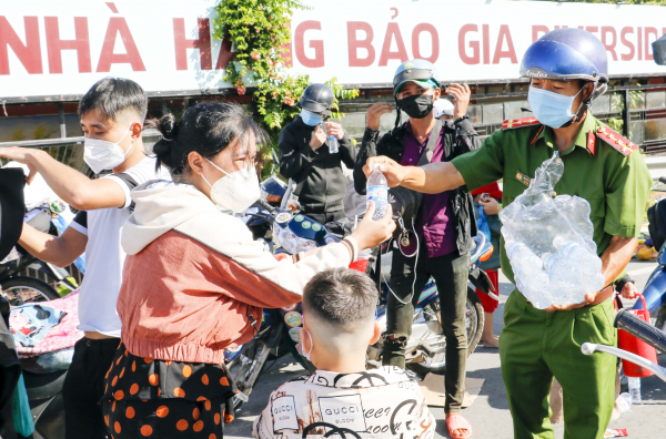 Công an thành phố trung tâm châu thổ Cửu Long hỗ trợ người dân về quê chu đáo, đảm bảo phòng, chống dịch -1