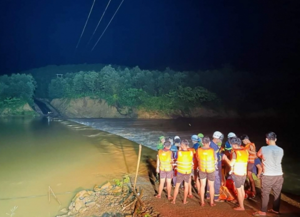 Quang Tri police successfully rescue three flood-isolated people -0