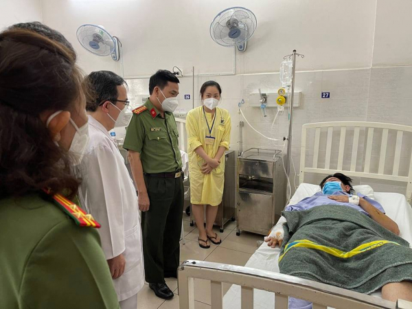 Lãnh đạo Công an TP Hồ Chí Minh thăm, động viên CSKV bị “con nghiện” đâm trọng thương  -0