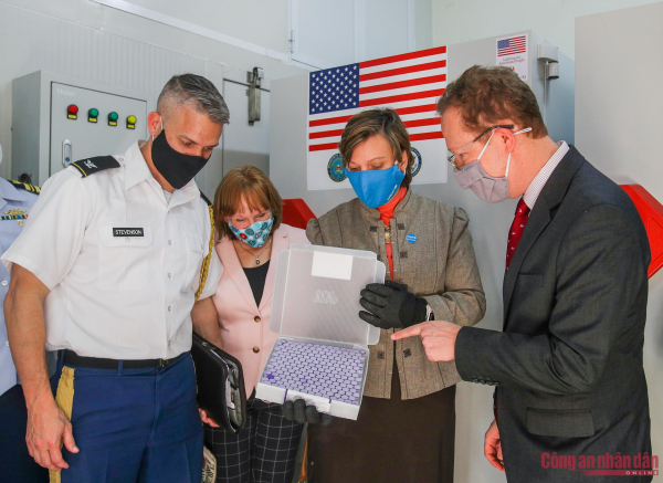 Mỹ trao tặng tủ lạnh âm sâu cho Việt Nam -0