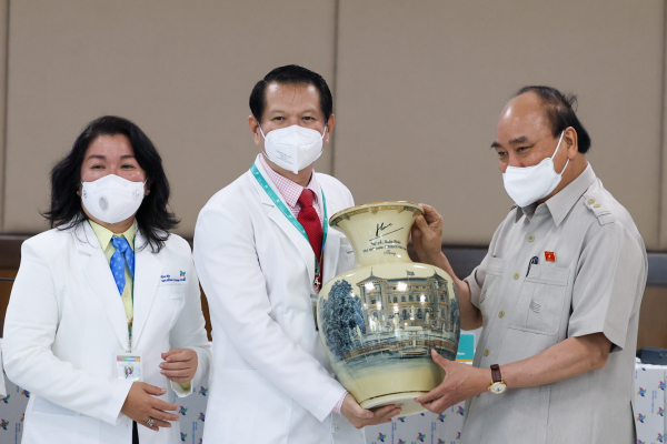 Chủ tịch nước Nguyễn Xuân Phúc đến thăm và tặng quà cho các bệnh nhi Bệnh viện Nhi đồng thành phố  -0