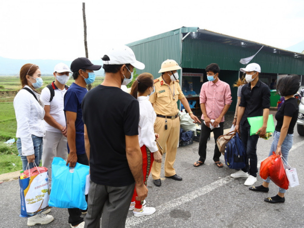 Police support people returning home from Covid-hit localities during storms -0