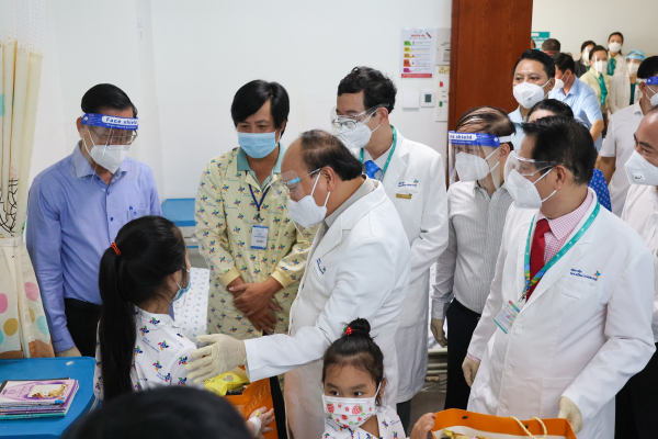 Chủ tịch nước Nguyễn Xuân Phúc đến thăm và tặng quà cho các bệnh nhi Bệnh viện Nhi đồng thành phố  -0