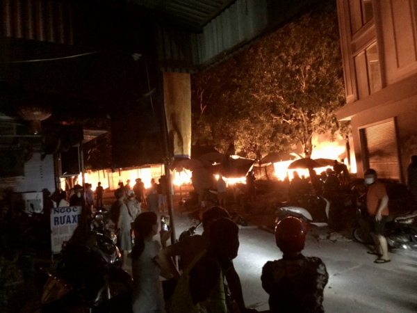 Hỏa hoạn thiêu rụi nhiều gian hàng chợ huyện lúc nửa đêm -3