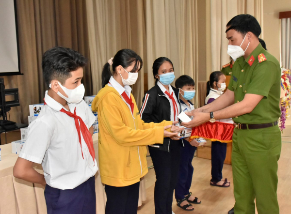 Công an tỉnh Bà Rịa-Vũng Tàu “tiếp sức em đến trường” -0