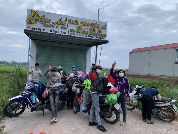 CSGT Bắc Giang dầm mưa đón người dân về quê chống dịch -0