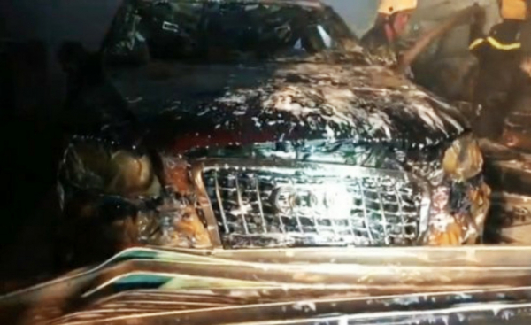 Garage ô tô bốc cháy làm hư hỏng chiếc Audi và 3 phương tiện khác -1