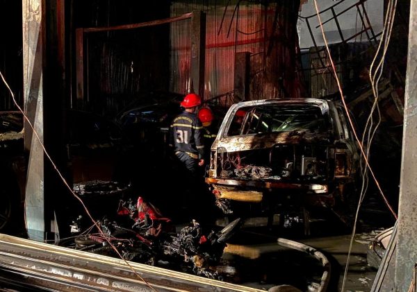 Garage ô tô bốc cháy làm hư hỏng chiếc Audi và 3 phương tiện khác -3