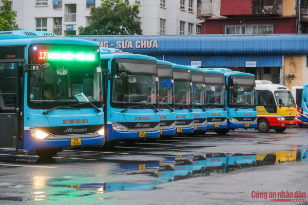 Hà Nội: Xe buýt, taxi hoạt động trở lại sau hơn hai tháng giãn cách -9