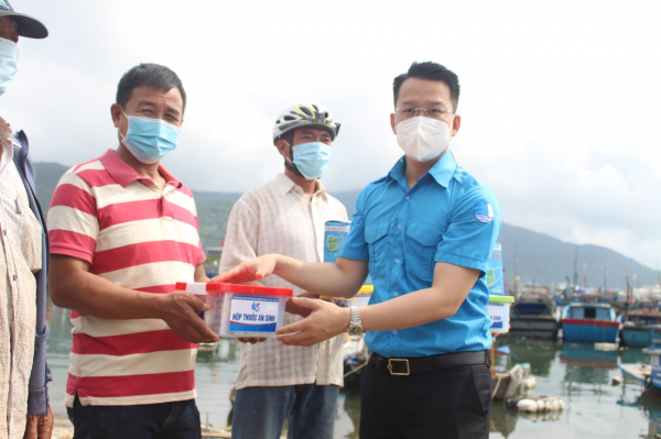 Trao tặng Hộp thuốc an sinh giúp ngư dân vươn khơi bám biển -0