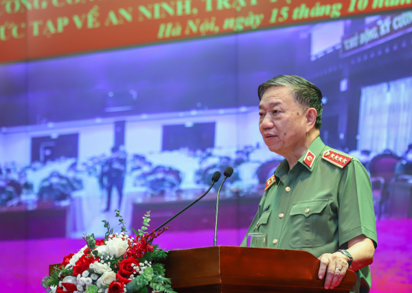 Bộ trưởng Tô Lâm gặp mặt động viên gần 400 cán bộ tăng cường về xã biên giới, trọng điểm -0