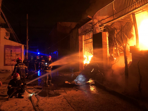 Huy động 13 xe chữa cháy dập tắt đám cháy tại công ty sơn trong hẻm sâu -1
