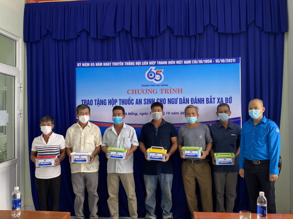 Trao tặng Hộp thuốc an sinh giúp ngư dân vươn khơi bám biển -1