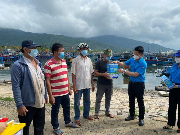 Trao tặng Hộp thuốc an sinh giúp ngư dân vươn khơi bám biển -0