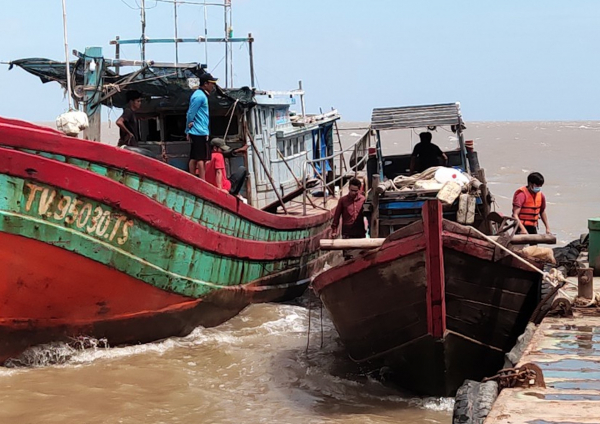 Kịp thời ứng cứu 4 thuyền viên gặp nạn trên vùng biển Trà Vinh -0