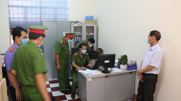 Bắt tạm giam giám đốc và nguyên giám đốc Trung tâm GDTX tỉnh Bình Phước -0