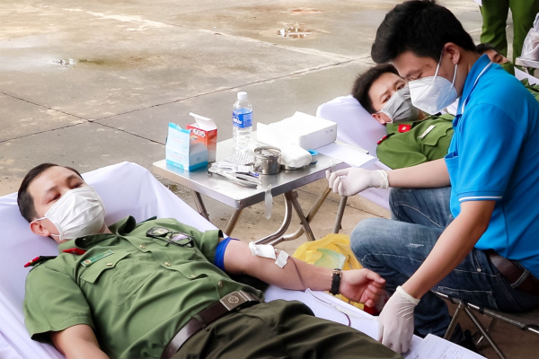 Cán bộ, chiến sĩ Công an tỉnh Bình phước hiến máu tình nguyện -0
