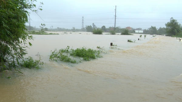 Lũ lụt chia cắt gây ngập lụt cục bộ nhiều khu vực dân cư  -0