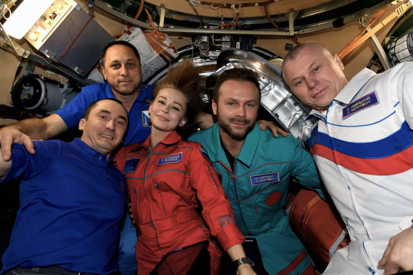 Đoàn làm phim trong không gian của Nga trở về Trái đất an toàn -0