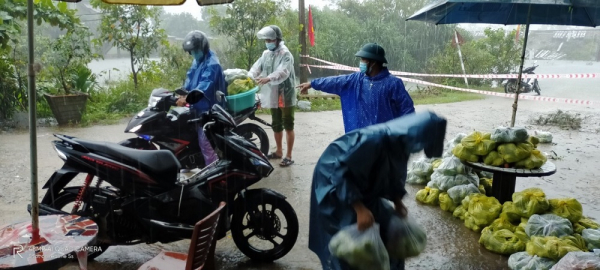 Công an huyện Phú Lộc dầm mình trong mưa lũ để chống dịch, đảm bảo an toàn giao thông  -0