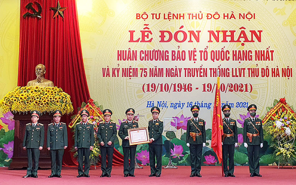 Bộ Tư lệnh Thủ đô Hà Nội đón nhận Huân chương Bảo vệ Tổ quốc hạng Nhất -0