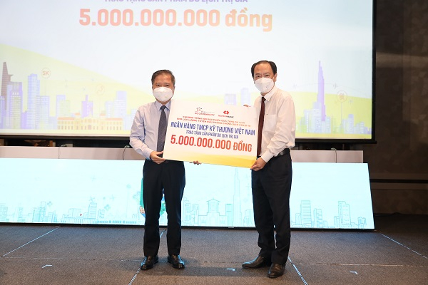 Techcombank tặng 5 tỷ đồng tri ân lực lượng tuyến đầu chống dịch tại TP Hồ Chí Minh -0