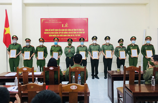 Lễ công bố Quyết định của Giám đốc Công an tỉnh Lạng Sơn về công tác cán bộ -1