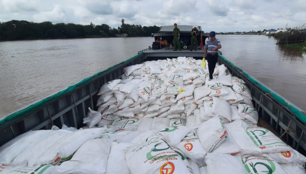 Bắt một cán bộ Cục Hải quan tỉnh An Giang liên quan đến vụ buôn lậu 100 tấn đường cát -0