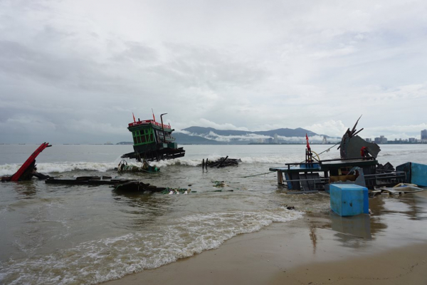 2 tàu cá của ngư dân bị hư hỏng nghiêm trọng do sóng lớn  -1