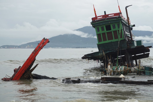 2 tàu cá của ngư dân bị hư hỏng nghiêm trọng do sóng lớn  -0