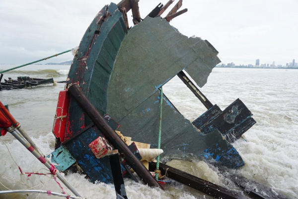 2 tàu cá của ngư dân bị hư hỏng nghiêm trọng do sóng lớn  -1